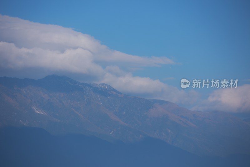 蓝天白云下的连绵山脉苍山洱海壮丽景象