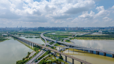 武汉城市中跨河桥梁与周边环境的航拍景象