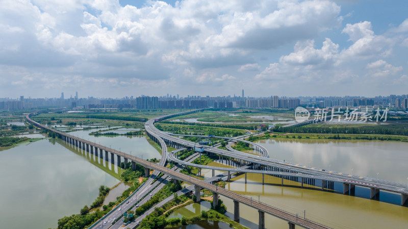 武汉城市中跨河桥梁与周边环境的航拍景象