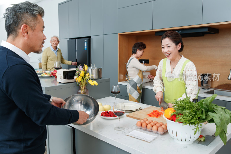 快乐的中老年人在厨房做饭