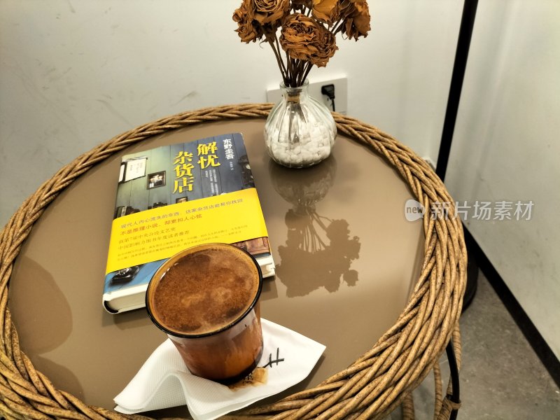 咖啡与书，一边读书，一边喝着咖啡