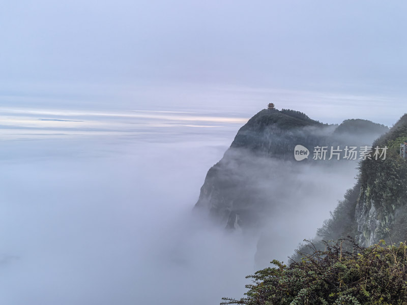 云海中的峨眉山万佛顶万佛阁