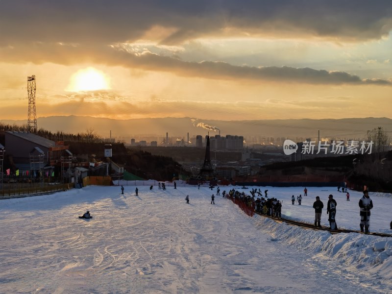 夕阳下雪场滑雪人群景观