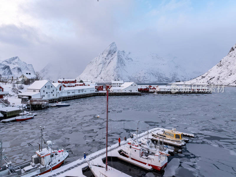 挪威罗弗敦群岛北极圈雷纳冬季雪景高空航拍