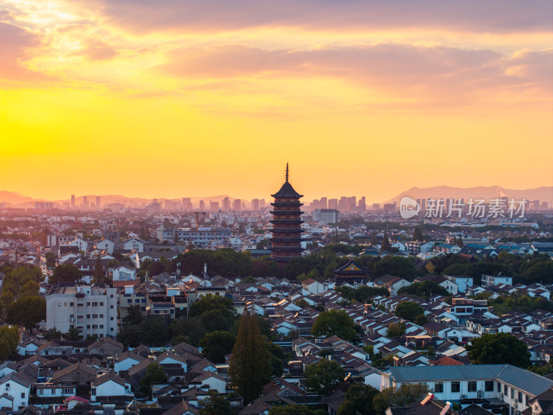 航拍夕阳下苏州古城区北寺塔高新区同框