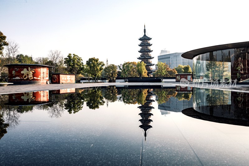 上海龙华寺龙华塔古塔与周边建筑的倒影景观