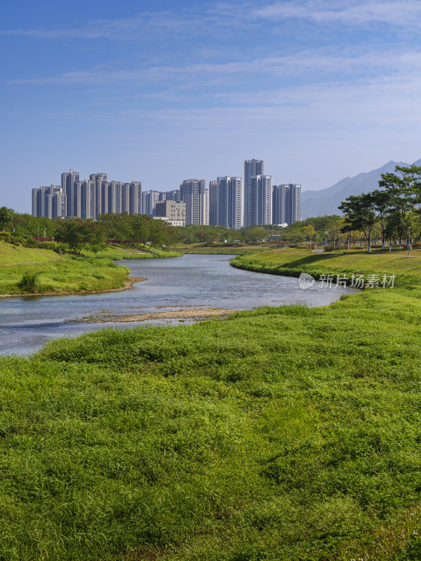 城市生态绿地河流与高楼住宅