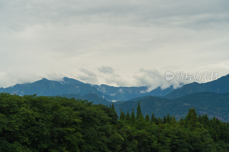 云雾缭绕的山峦