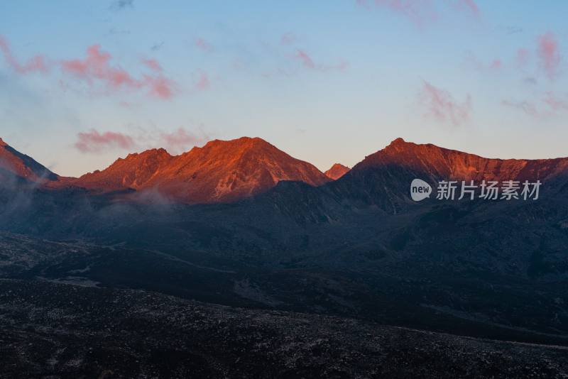 日落时被阳光照红的折多山