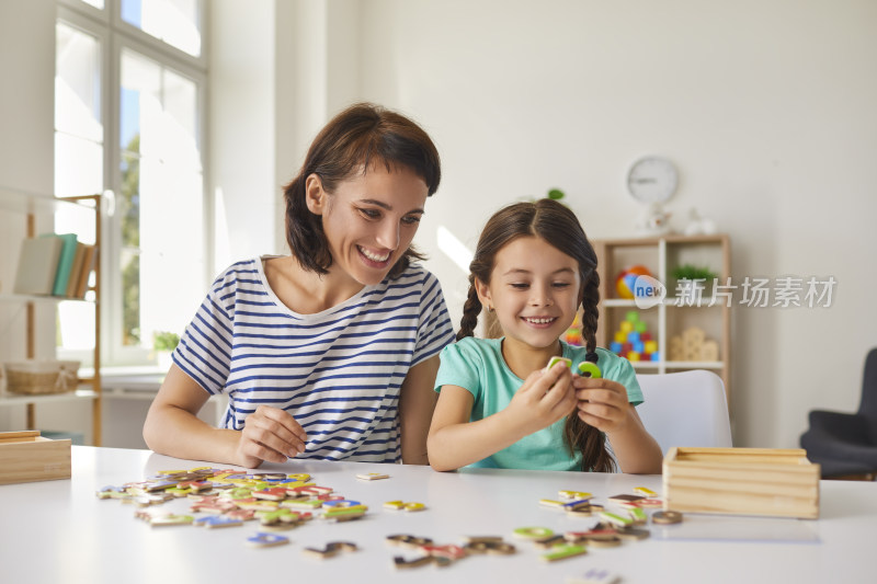 母女室内一起玩拼图