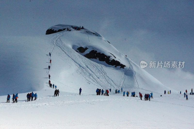 雪山徒步登山人群景象