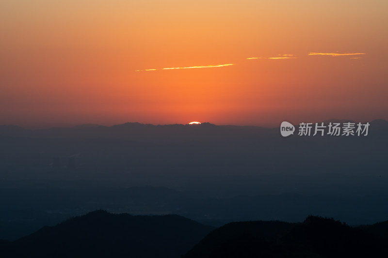 高山金色日出