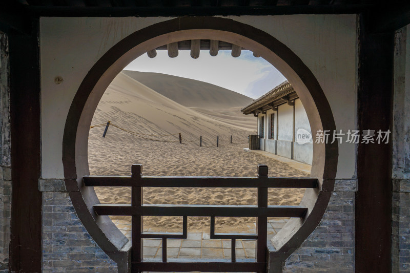 鸣沙山月牙泉风景区，沙丘与古建筑