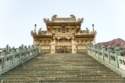 山西忻州市五台山龙泉寺前精美的石牌坊