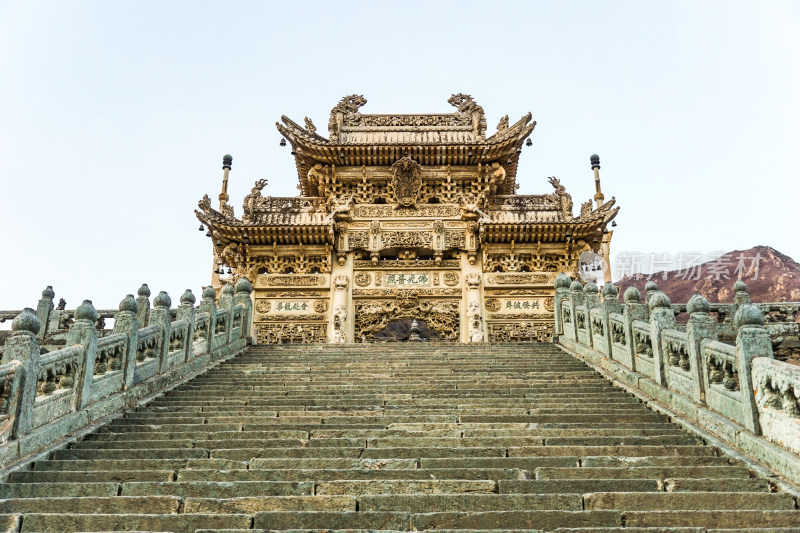 山西忻州市五台山龙泉寺前精美的石牌坊