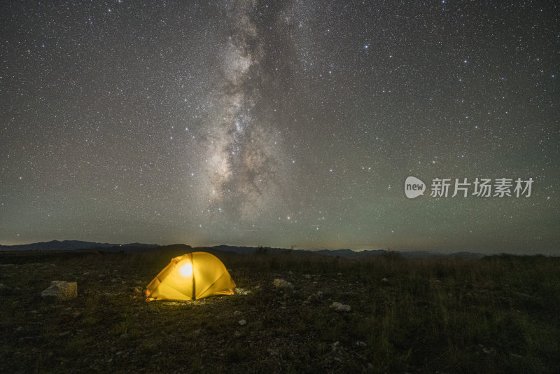 野外露营帐篷搭配璀璨星空夜景