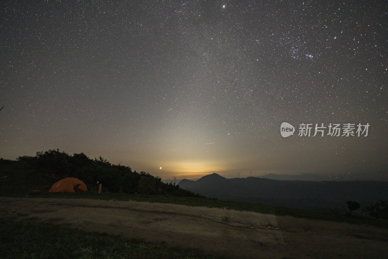 户外山顶露营处的美丽星空夜景