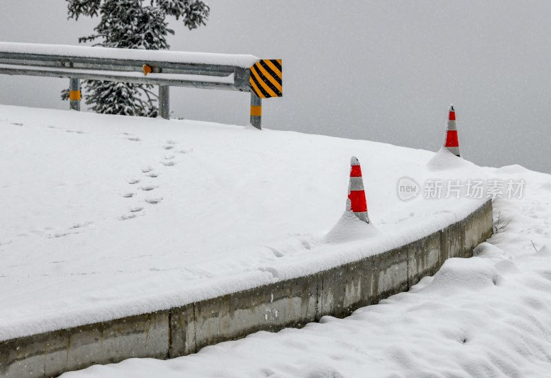 重庆酉阳：千氹田边飞白雪