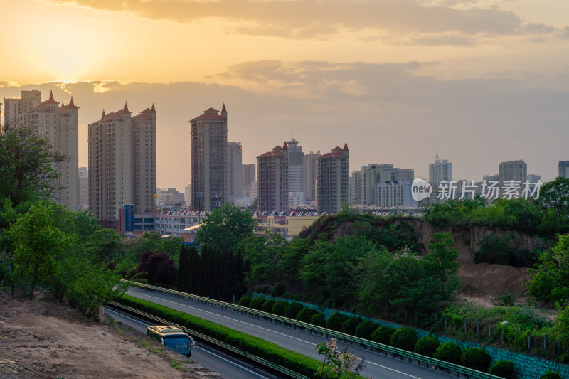 夕阳下城市公路与高楼景观