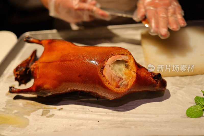厨师正在切北京烤鸭