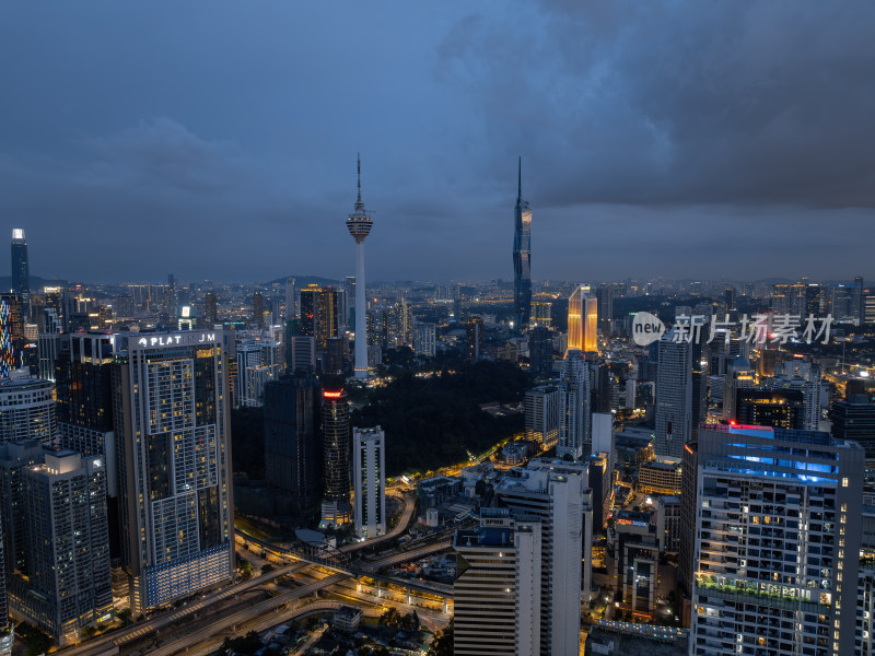 马来西亚吉隆坡莫迪卡石油双子塔日落夜景