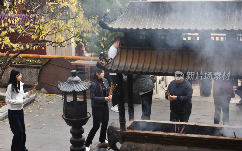 在寺院烧香拜佛的人们