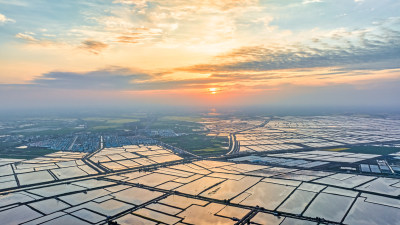 夕阳下的湖北连片鱼塘