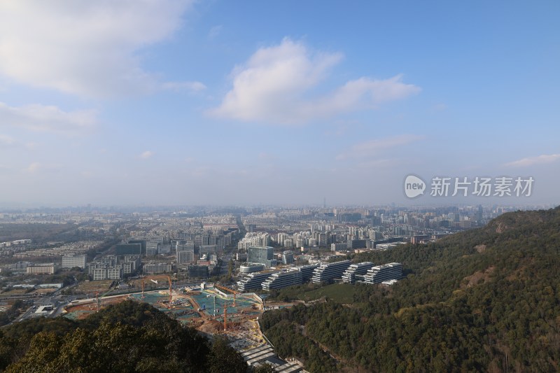 城市建筑与山林俯瞰景观