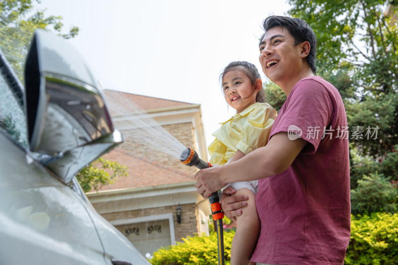 快乐父女冲洗汽车