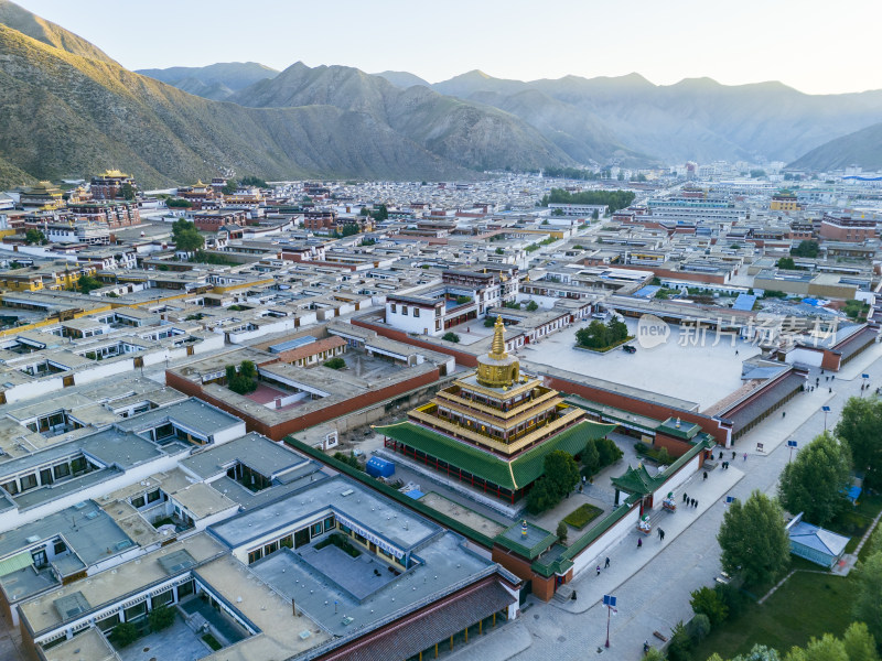 甘肃甘南州拉不楞寺镇景区贡唐宝塔航拍