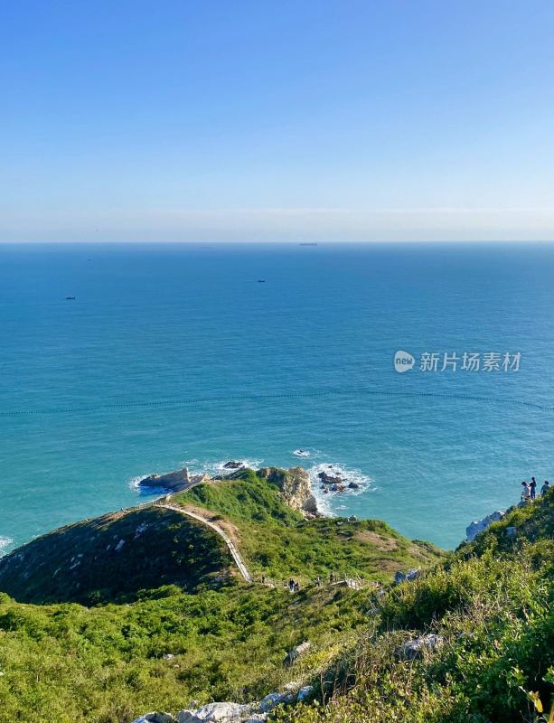 山巅俯瞰蔚蓝大海与海岸线