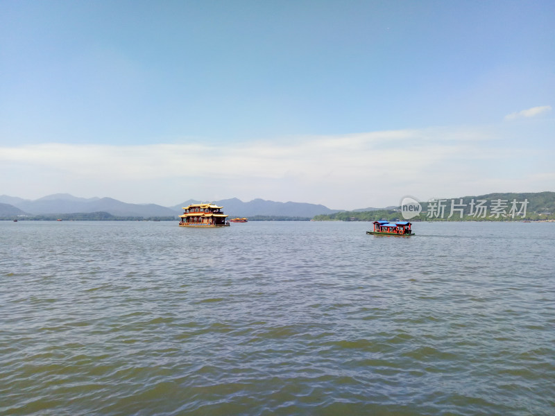 湖面上的游船与风景