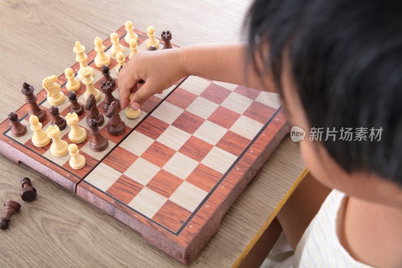 小孩子正在学习下国际象棋