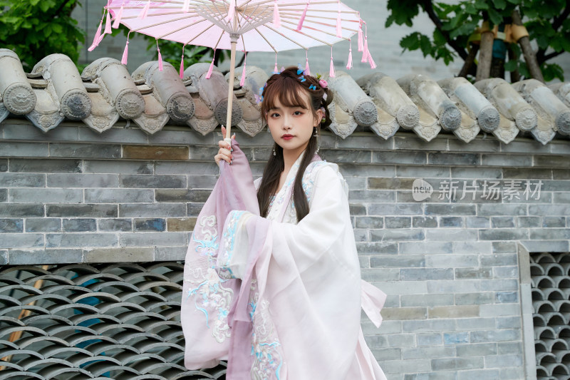 穿古装汉服手持工艺伞的东方美少女