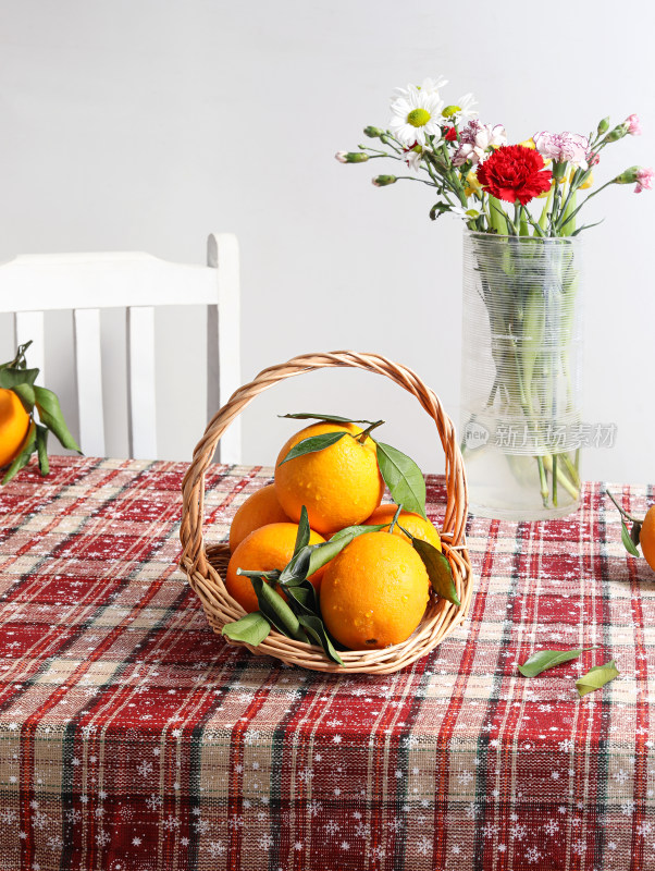 桌面上的新鲜水果橙子和鲜花