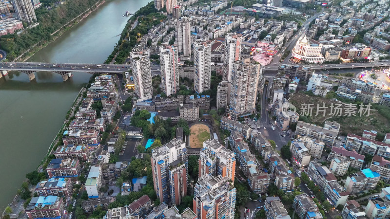 夕阳下的泸州城市风光航拍图