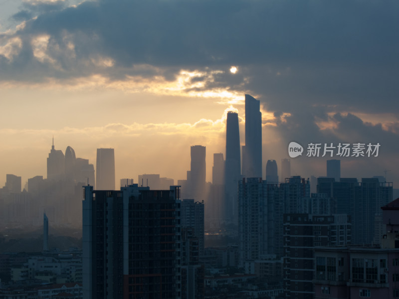 广州双塔沐浴在丁达尔效应的晨光中