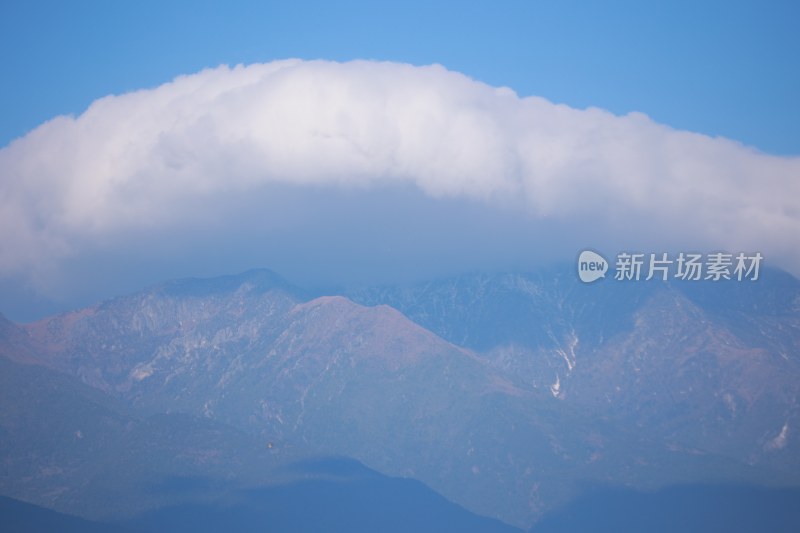 蓝天白云下的连绵山脉苍山洱海壮丽景象