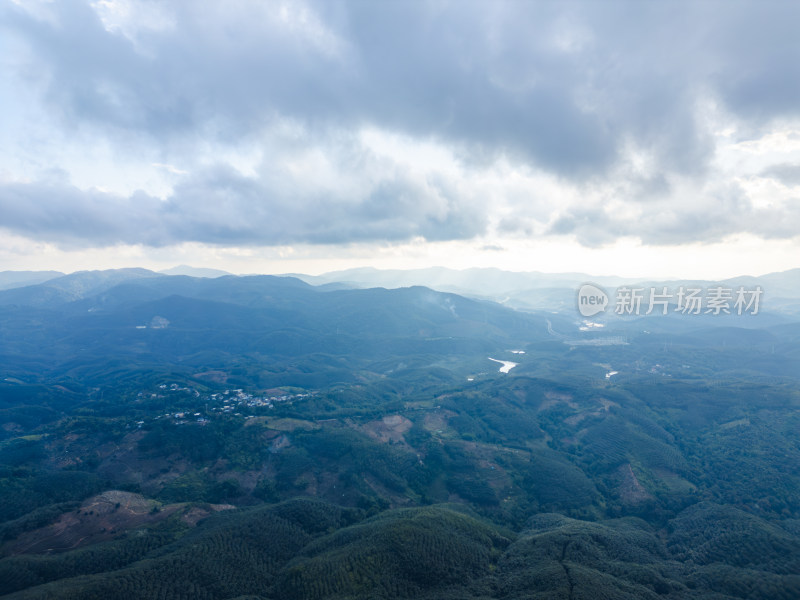 航拍壮阔山景与蓝天白云相映的自然景观