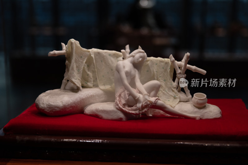中国工艺美术馆大国匠作展厅美女沐浴雕像