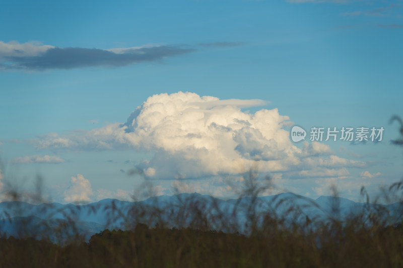 山顶的天空和风景