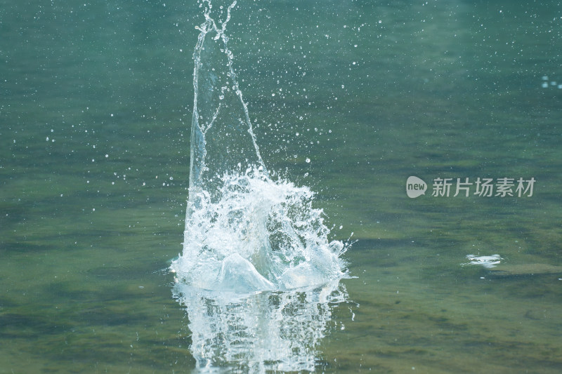 水面水花飞溅瞬间