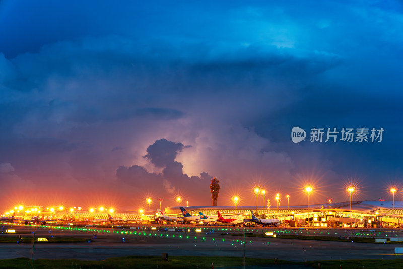 深圳机场夜景与闪电