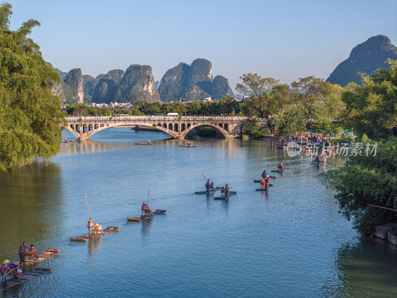 桂林阳朔遇龙河水上有竹筏的石桥风景图