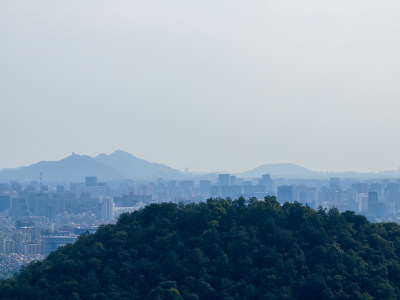 航拍杭州西湖群山和远处的建筑