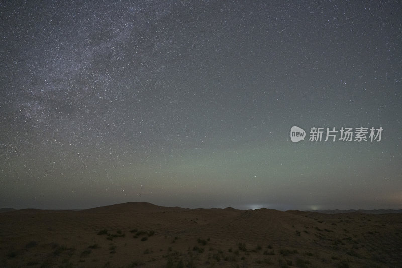 沙漠中的璀璨星空夜景