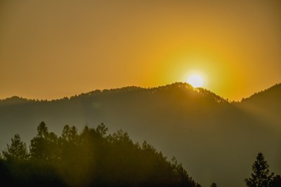 重庆酉阳：雾锁山峦村庄靓