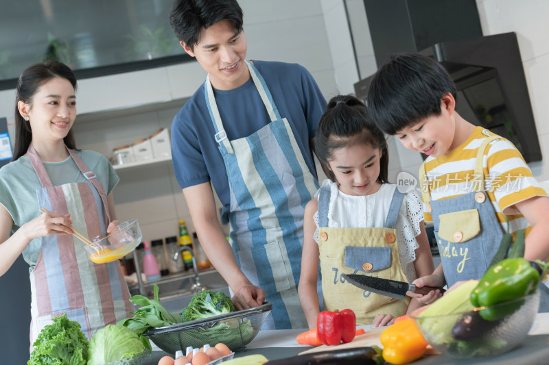 年轻父母教孩子学做饭