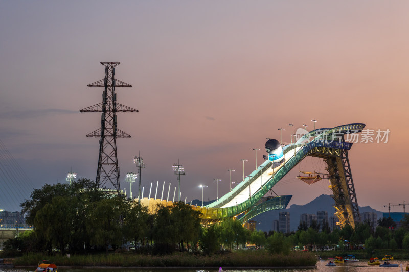 北京首钢滑雪大跳台黄昏景色