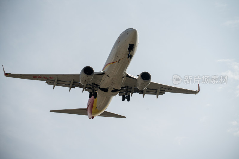 空中飞行的客机特写